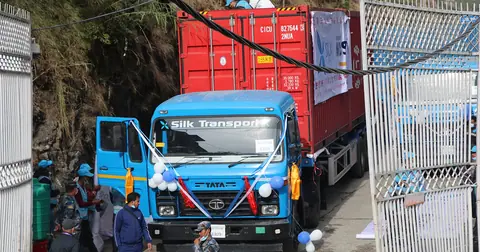 दसैँका सामान भित्र्याउन तातोपानी नाका तीन दिनका लागि खुल्यो