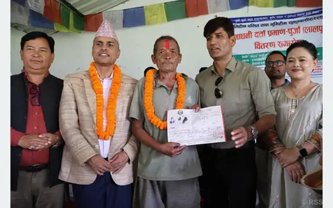 दसैँको मुखमा चितवनको इच्छाकामना–७ का भूमिहीनले पाए जग्गाधनी प्रमाणपुर्जा