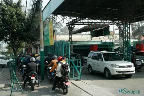 भारतबाट महँगो भएर आए पनि इन्धनको मूल्य यथावत्, निगमलाई घाटा
