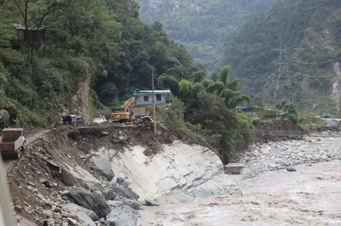 कालीगण्डकीको बाढीले म्याग्दीको रातोपानीस्थित तातोपानी कुण्ड बगरमा परिणत