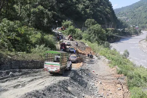 भसभसेमा सडक भासियो, म्याग्दी–मुस्ताङ जोड्ने बागलुङ–बेनी सडकमा यातायात प्रभावित