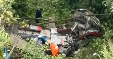 पोखरा स्कुल बस दुर्घटना: उपचार र राहतमा सहमतिपछि तीन मृतकको अन्त्येष्टि