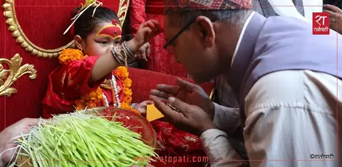 ६२ वर्षपछि मध्यपुर थिमीकी जीवित देवी कुमारी लायकू दरबारमा, भक्तजनलाई दसैँको टीका