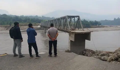 Tanahun-side approach road of Kaligandaki bridge linking Tanahun and Nawalpur being rebuilt