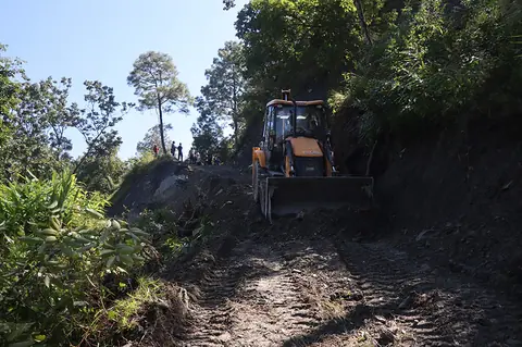 Faparkhet landslide blocks Beni-Darbang road, traffic diverted via alternative route