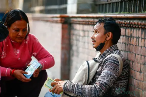 दसैँका लागि बजारमा थप नगद प्रवाह, रत्नपार्कमा नयाँ नोट साट्नेको भीड