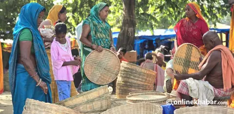 छठ र तिहार नजिकिँदा बजारमा चहलपहल, तर बाँसका भाँडा बनाउने डोम समुदायको पेसा सङ्कटमा