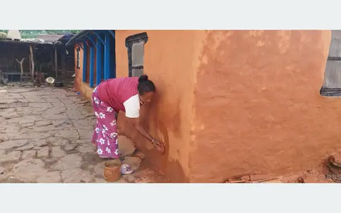 दसैँमा हराउँदै रातो माटो र कमेरोले घर पोत्ने चलन