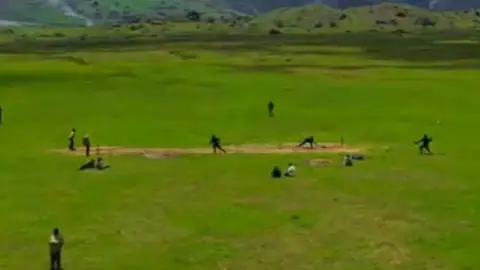 करिब ४ हजार मिटर उचाइको अपी हिमाल बेसक्याम्पमा क्रिकेट र जलवायु संवाद