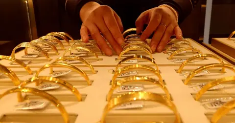 Gold price rises by Rs 800 per tola to Rs 292,300