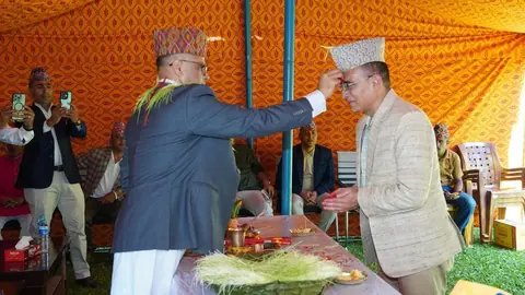 कैलालीमा दसैँ बिदा नपाएका प्रहरीले कार्यस्थलमै मनाए दसैँ, डीआईजीले लगाइदिए टीका