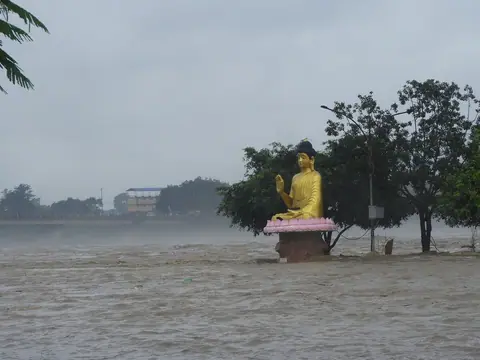 नारायणी नदीको बाढीले चितवनमा एक हजार १५० मिटर तटबन्धमा क्षति