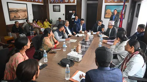 भोटेकोशी बाढीपीडित भन्सार कर्मचारीका परिवारलाई अर्थमन्त्री वाग्लेको आश्वासन: ‘तपाईंहरू एक्लो हुनुहुन्न’