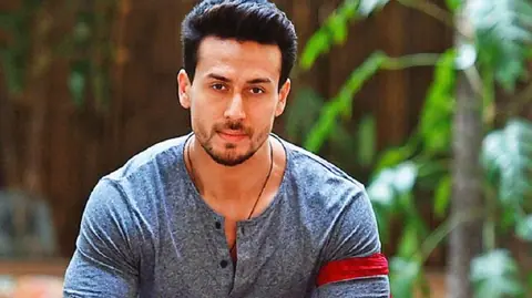 मुम्बईमा बलिउड अभिनेता टाइगर श्रफ सवार गाडीमा गोली प्रहार, चालकसहित दुई घाइते