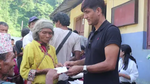 चितवनका विकट चेपाङ बस्तीमा घुम्ती शिविरबाट नागरिकता वितरण