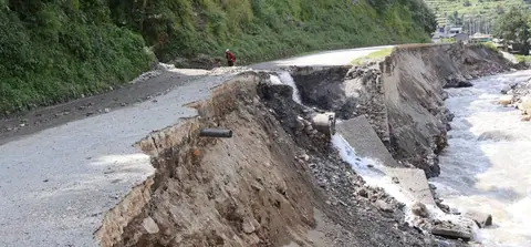 बागलुङमा बाढीपहिरोबाट १३ जनाको मृत्यु, मुख्य सडकमा मात्रै ५० करोड रुपैयाँ क्षति