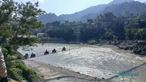 मलेखुको झोलुङ्गे पुलमा मोटरसाइकलको चाप, सुरक्षा जोखिम