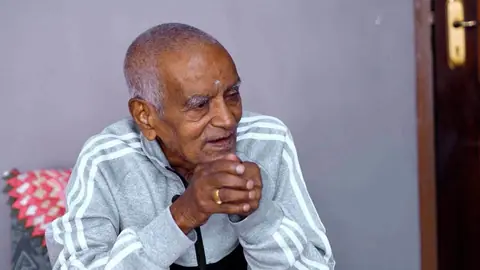 दसैँका विविध रूप: नेपालगन्जमा मुस्लिम अगुवाले टीका लगाए, धनकुटाको आठपहरिया समुदायमा दसैँ नमनाइने, पहाड र मधेसको टीका फरक