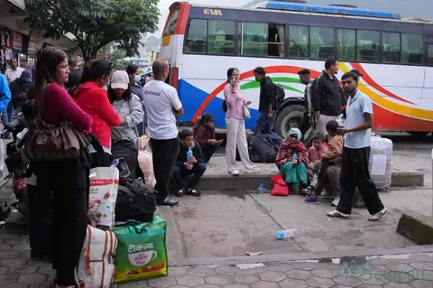 दसैँको अग्रिम टिकटका लागि नयाँ बसपार्कमा यात्रुको भीड