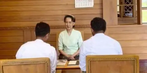 हिरासतमा रहेकी सुकीलाई बेलायती राजा चार्ल्सको उपहार, दुई महिनापछि तस्बिर सार्वजनिक