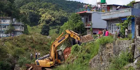 पोखराको फिर्के खोला किनारमा फेरि डोजर, ५६ संरचना भत्काइँदै