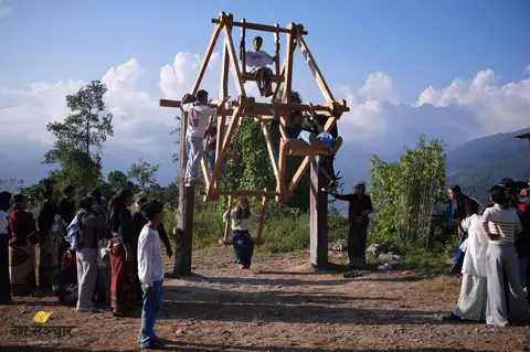 टीकापछि पिङको रौनक: गोरखाको सिरानडाँडामा रोटे पिङ, गुल्मीमा लिङ्गे पिङ फर्कियो, गाउँको पिङ सहरमा