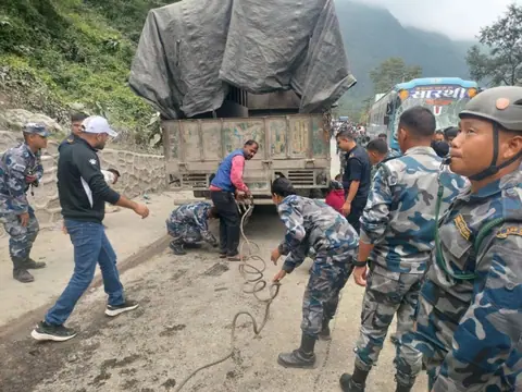 कुरिनटारमा ट्रक, बस र माइक्रो ठोक्किँदा ११ जना घाइते, पृथ्वी लोकमार्ग अवरुद्ध