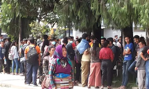 एक हप्तामा झन्डै साढे ४ लाख यात्रु उपत्यका बाहिर, नाकामा फर्कनेको लाइन