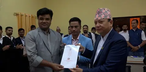 भोटेकोशी बाढीको एकीकृत प्रारम्भिक प्रतिवेदन मुख्यमन्त्रीलाई हस्तान्तरण