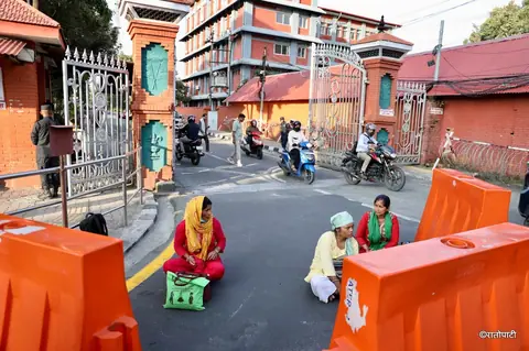 जेनजी आन्दोलनमा पक्राउ परेका युवाका आमाहरूको सिंहदरबार अगाडि धर्ना