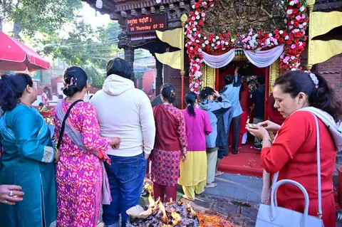 नवरात्रको छैटौँ दिन शक्तिपीठमा भक्तजन, कुमारीद्वारा पचली भैरवको दर्शन
