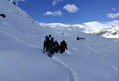 सिमकोट–हिल्सा सडक दुई दिनभित्र खुल्ने, हुम्लावासी हिउँमै हिँडेर घर