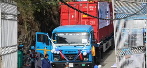 तातोपानी नाका नियमित सञ्चालनको माग, दुई दिनमा १० कन्टेनर मात्र भित्रिए