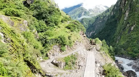 अविरल वर्षाले अवरुद्ध बेँसीसहर–चामे सडक ६ दिनपछि पुनः सञ्चालनमा